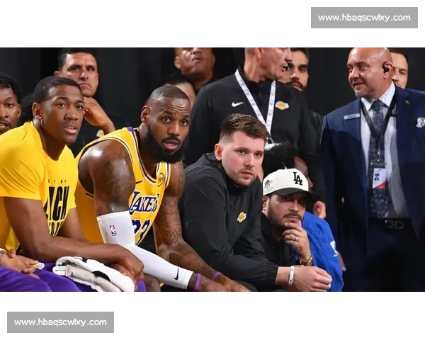 围绕湖人对阵热火争议判罚引发联盟公正性激烈讨论与裁判尺度问题